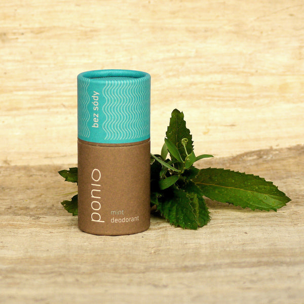 Sodafree deodorant Mint Ponio s lístkami mäty na drevenom podklade