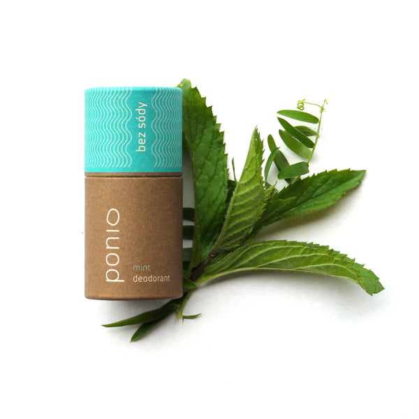 Sodafree deodorant Mint Ponio postavený na listoch mäty