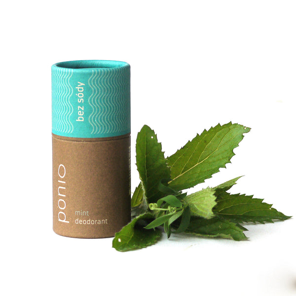 Deodorant Mint Sodafree Ponio v papierovom obale vedľa mäty